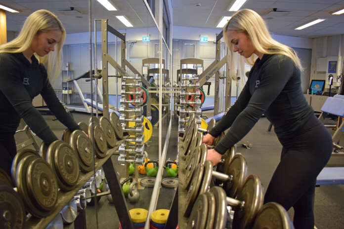 ”Kerro, kerro kuvastin, ken on maassa voimakkain…” Wellness Fitness -kisoihin treenaaminen vaatii tiukkaa keskittymistä ja myös henkistä treenaamista fysiikan muokkaamisen lisäksi. Janette Ketola keskittyy huolella ennen treenin tekemistä. Kuva: Tuomas Honkasalo