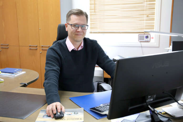 Auranmaan Tilitiimi Oy hoitaa Auran kunnan yritysneuvonnan heinäkuun loppuun asti. Henri Valkeapää kertoo yritysneuvontaan sisältyvien asioiden olevan Auranmaan Tilitiimille jo tuttua työtä, mutta yhteistyö julkishallinnon kanssa on uutta.