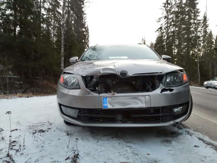 Henkilöauton keula vaurioitui peurakolarissa Marttilassa Aurantiellä lauantaiaamulla. Kuva: Simo Päivärinta.
