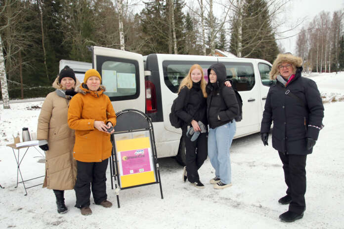Anna Saastamoinen, Petra Jorasmaa ja Tuovi Löytynoja kulkevat kesätyöpakulla jakamassa nuorille neuvoja ja vinkkejä kesätyön hakuun. Pinja Ruotsalainen ja Ellen Keskilä tulivat kesätyöpakulle kyselemään muun muassa kunnan kesätyöpaikkojen hakuajasta.