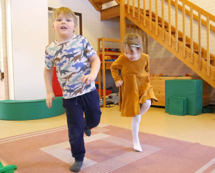 Metsälauhan päiväkotia käyvät Rasmus Ääri ja Adaline Rautajuuri näyttävät mallia, minkälaisia tehtäviä liikuntatutkimus sisältää.