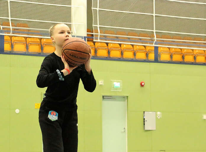 Saara Aaltonen kuvaa koripalloa kokonaisvaltaiseksi lajiksi. Hänen mukaansa se vaatii nopeutta, tarkkuutta, voimaa ja toki myös pelisilmää.