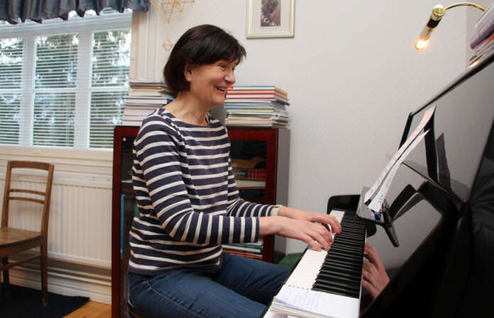 Marja Jallin pianonsoitolla oli tärkeä osa Köörin synnyssä. Pianoa hän soittaa edelleen. (Kuva: Asko Virtanen)
