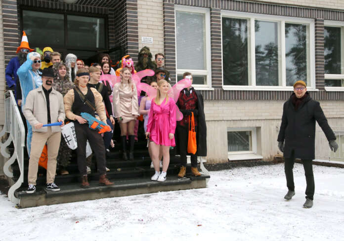 Vanhalla paloautolla kouluun kyyditty Kosken lukion rehtori Markus Niemi totesi abit sankarilliseksi joukoksi.