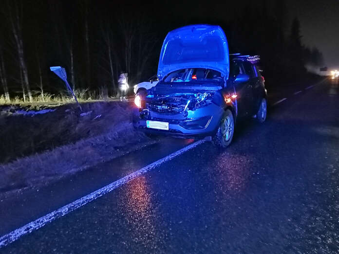 Tila-auton keula vaurioitui pahoin peurakolarissa kymppitiellä Tarvasjoella perjantai-illalla. Kuva: Simo Päivärinta.