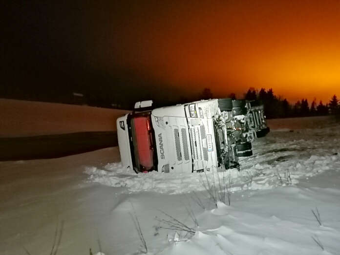 Vihanneslastissa ollut puoliperävaunuyhdistelmä oli vähällä päätyä Tarvasjokeen Kyrössä maanantai-illalla. Ajoneuvon nosto katkaisi liikenteen Kyröntieltä tiistai-aamulla. Kuva: Simo Päivärinta.
