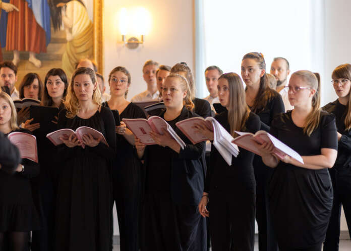 Auranmaan Elävän musiikin yhdistyksen ensimmäinen ponnistus on lauantaina 18.3. Halikon kirkossa pidettävä konsertti, jota varten on luotu Vires Ensemble -kuoro. (Kuva: Kimmon Galleria)