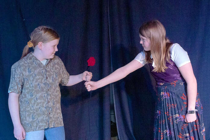 Kiltti prinsessa Annabelle (Vilhelmiina Toivonen) ja ilkeä prinsessa Abigail (Karoliina Virolainen) tavoittelevat myyttien ruusua. Kuva: Erri Salin.