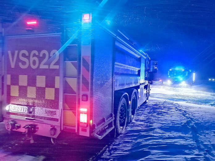 Ojaanajot tapahtuivat paikassa, jossa yhtenäinen lumikenttä peitti sekä pientareet että ajoradan. Kuva: Simo Päivärinta.