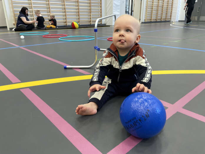 Kieli keskellä suuta palloiluun keskittymistä 11 kk ikäiseltä Viljami Forsbackalta.