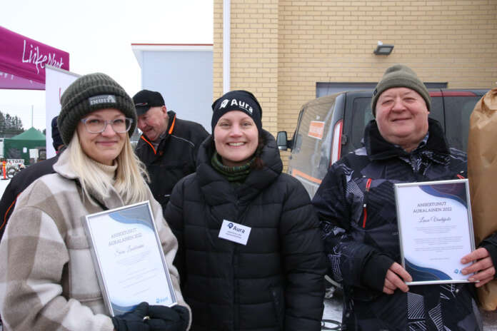 Sara Laukkanen ja Lasse Vuohijoki saivat markkinoilla käteensä kunniakirjat. Keskellä ansioituneet palkinnut Auran hyvinvointijohtaja Jaana Ranta-aho. (Kuva: Asko Virtanen)