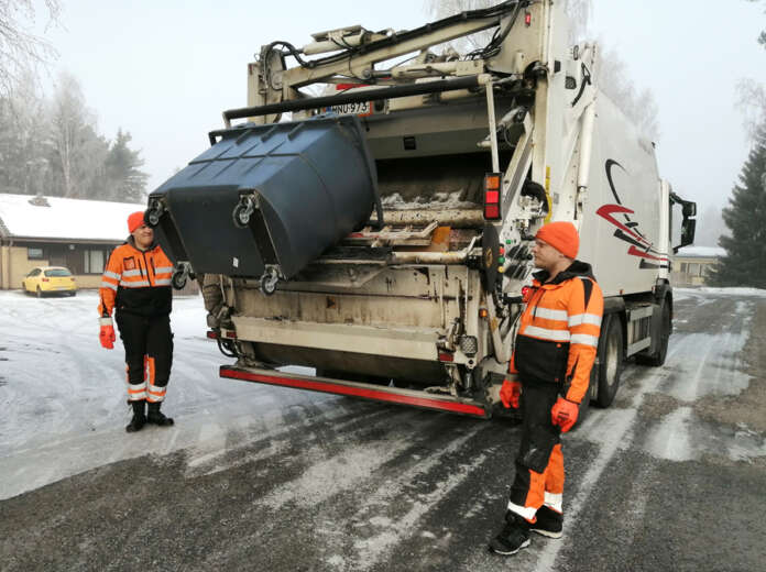 Lounais-Suomen jätehuoltolautakunnan alueella on pitkään väännetty kättä jätteenkuljetuksen järjestäjästä. Kuntalaisilla ja jätehuollossa toimivilla on nyt tilaisuus lausua asiasta mielipiteensä. Kuljetus ja jätehuolto Mäkiön Juuso Eskelinen ja Sami Pusala olivat keräyskierroksella torstaiaamulla Marttilassa. Kuva: Simo Päivärinta.