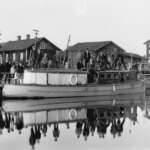 Tämän kuva lienee yksi ensimmäisistä Anselm Laakson otoksista. Kuva on ajoitettu noin vuodelle 1913 oikeassa laidassa olevan pienen pojan perusteella.