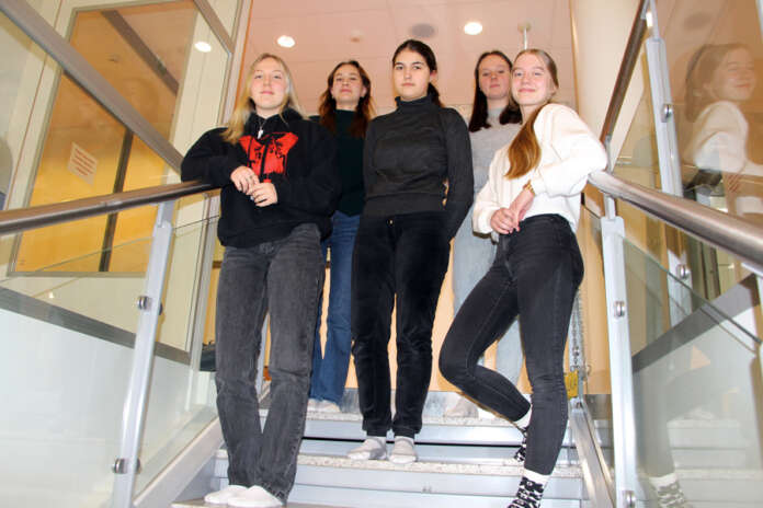 Janna Siukonen, Aurora Barman, Nelly Vahtera, Olivia Sukari ja Iida Arvola äänestivät nuorisovaaleissa omaan arvomaailmaansa sopivaa ehdokasta. (Kuva: Asko Virtanen)