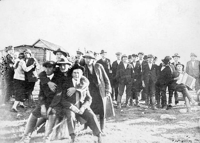 Auranmaalla 1900-luvun alussa järjestetyissä nurkkatansseissa ei todennäköisesti valokuvattu. Kuvan tanssit on ikuistettu Suojärven pitäjässä. Kuva: Museovirasto, Kansatieteen kuvakokoelma.