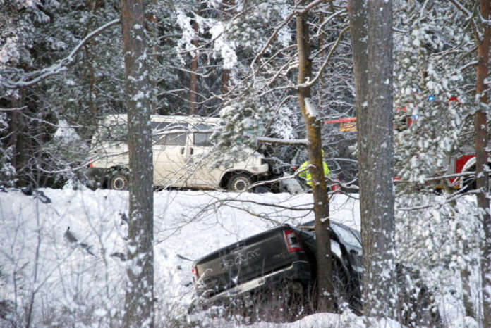 Kymppitiellä Tarvasjoen Tyllillä keskiviikkoaamulla sattunut nokkakolari vaati kuolonuhrin. Onnettomuudessa osallisena olleen pakettiauton kuljettaja menehtyi, avolava-autoan kuljettaja loukkaantui. Kuva: Simo Päivärinta.