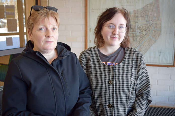 Riikka ja Tuulia Mäkinen olivat tulleet juhlistamaan Tuulian ensimmäistä äänestyskertaa. – Pidin ihan selkeänä valintana äänestää, Tuulia Mäkinen kertoi.