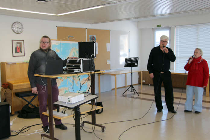 Jukka Korpela ja Hannele Litjo laulavat kotiviinistä, Antti Raivio hoitelee tekniikkaa (Kuva: Asko Virtanen).