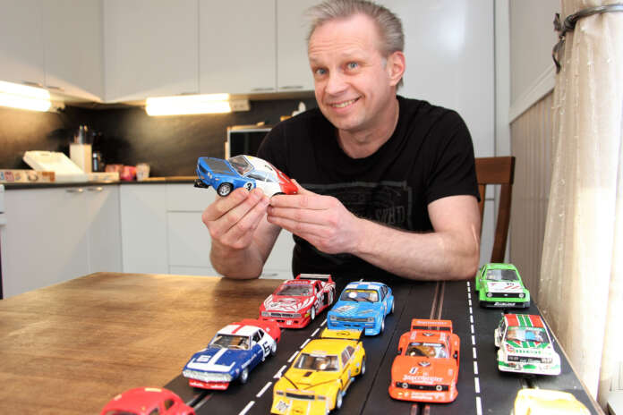Kai Ruususella on kädessään 1:24-mittakaavaan rakentamansa Mazda 200 Savanna RX-3, jonka esikuva oli Wankel-moottorilla varustettu urheiluauto.