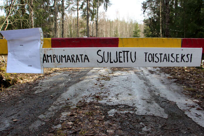 Kolkkisten ampumaradan portilla oli 11.4.2023 vuokrasopimuksen purkamisesta kertova lappu sekä ampumarata suljettu toistaiseksi -kyltti.