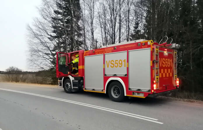 Puuskittainen tuuli kaatoi puita ajoteille ja aiheutti paikallisille palokunnille raivaustöitä torstaina Marttilassa ja Tarvasjoella. Kuva: Simo Päivärinta.