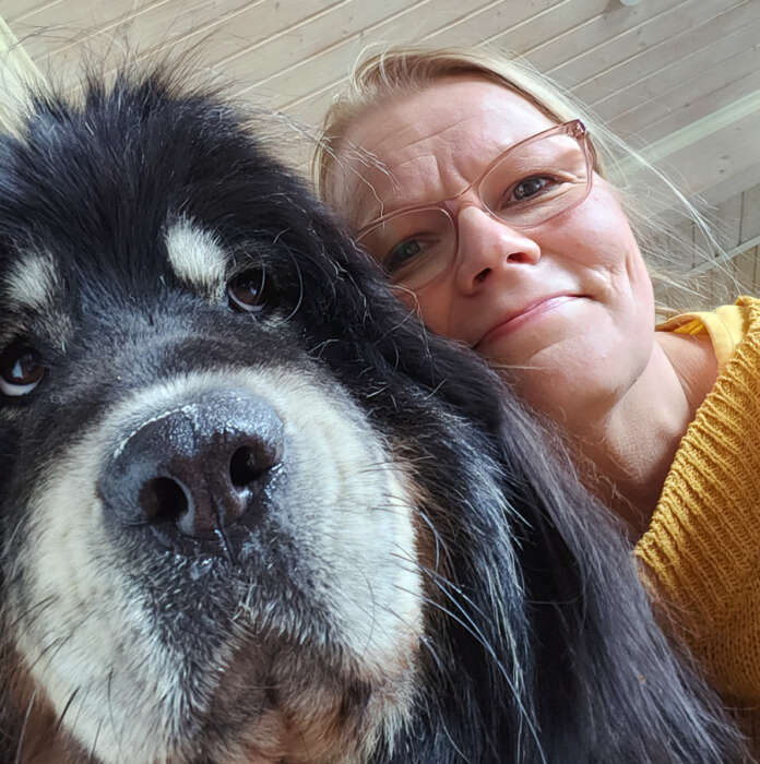 Samanlainen tiutautilhitukka, toisella vain paljon tuuheampi. Molemmat persoja herkuille ja allergisia aamuille.