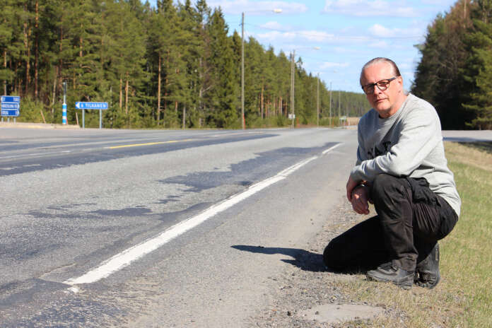 Marttilalainen Tero Halsvaha ilahtui kuullessaan kymppitien tulevasta asfaltoinnista. Hänen kotinsa läheisellä tieosuudella on paikkoja vieri vieressä.