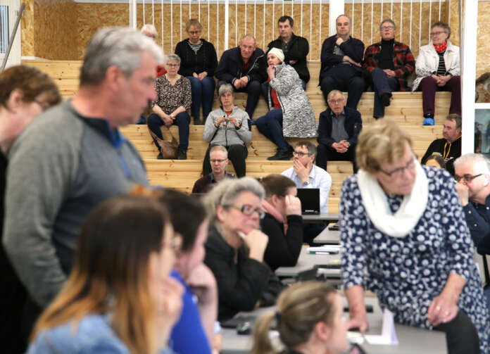 Pöytyän kunnanvaltuuston kokouksessa oli paikalla myös poikkeuksellisen paljon lehteriyleisöä. Kunnanvaltuuston päätös haudata Yläneen kunnantaloa koskeva kuntalaisaloite ei ollut Yläneeltä saapuneen yleisön mieleen.