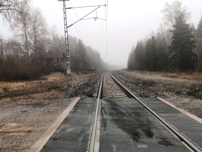 Henkilöauto oli jumittunut Huovintien tasoristeykseen, kun juna törmäsi siihen torstai-illalla. Kuljettaja oli ehtinyt poistua autosta, joten henkilövahinkoja ei tullut. Kuva: Simo Päivärinta.