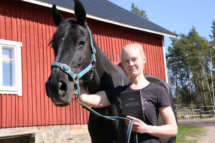 Hevosten parissa ja valokuvaajana työskentelevä Essi Seppälä toteutti haaveensa ja kokosi kirjoittamistaan runoista kirjan. Kuvassa myös Seppälän entinen kilparatsu Verna.