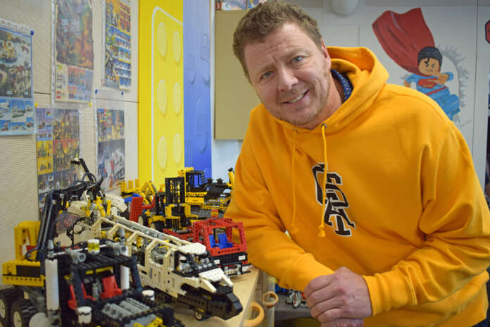 Kolmas kerta toden sanoo. Jaakko Saariluoma kertoi puuhanneensa itsekin lapsena legojen kanssa. Omien poikalasten myötä legot tulivat uudestaan mukaan elämään ja sitten vielä Lego Masters Suomi -ohjelman myötä kolmannen kerran. Kuva: Tuomas Honkasalo