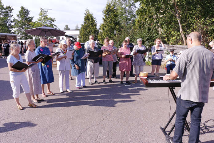 Yläneen kirkkokuoro esiintyi torilla viime kesänä. Lauantaina mukaan tulee kymmenkunta muuta musiikkiryhmää. Kuva: Veikko Niittymaa