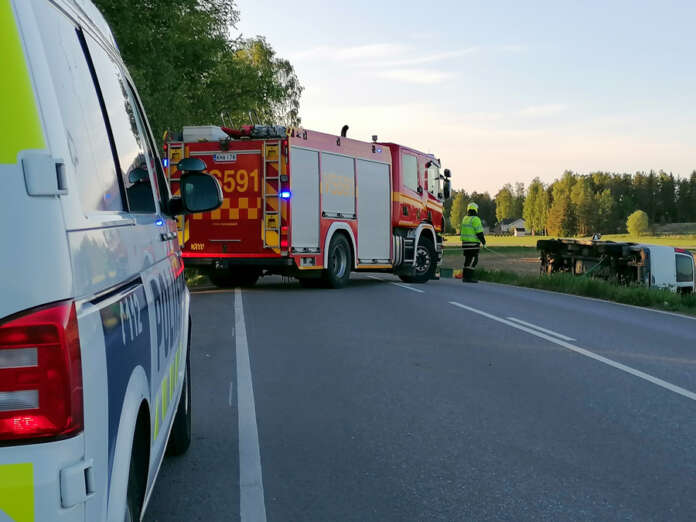 Palomiehet käänsivät ojaan suistuneen pakettiauton takaisin pyörilleen vuotojen välttämiseksi. Kuva: Simo Päivärinta.