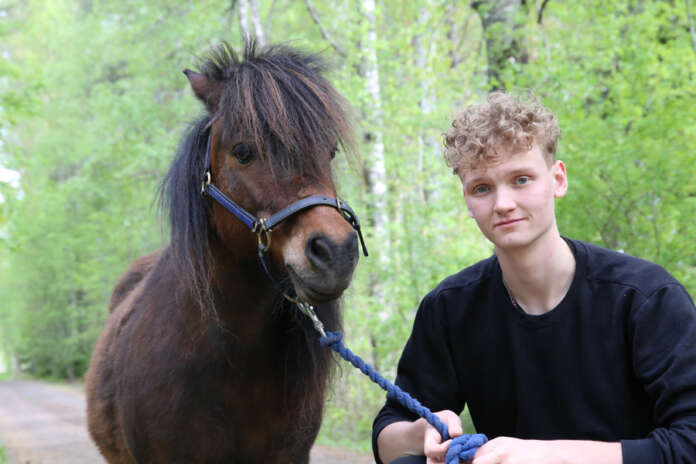 Kevään tuore ylioppilas Veeti Mäntylä haaveilee omasta harrasteravitallista. Demoni-ponin kanssa hän on voittanut muutamia poniravilähtöjä. Demoni ei Veetin mukaan ole nimensä veroinen, vaikka se välillä vähän pirulainen onkin.