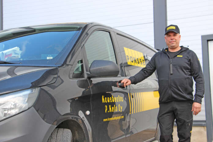 Petri Kula aloitti aikanaan kiertävänä maatalouskoneiden korjaajana. Edelleen hänen yrityksellään on huoltoautoja, joilla asentajat menevät tarvittaessa koneen luo metsätien päähän.