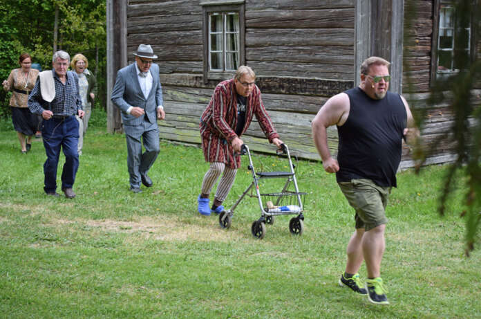 Perjantaina 9.6. Pöytyän teatterissa ensi-iltansa saavassa Mansikkamäki-musiikkinäytelmässä Pertti (Jari Vihervirta) on vanhustentalon monitoimimies, joka vetää muun muassa vanhusten jumppatuokioita.