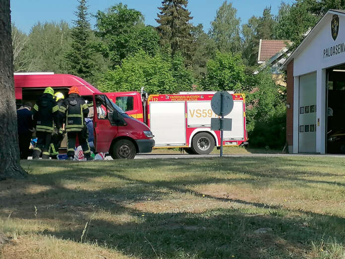 Ohikulkijan pakettiauton tavaratilassa syttyi palo Marttilan paloaseman kohdalla keskiviikkona aamupäivällä. Kuva: Simo Päivärinta.