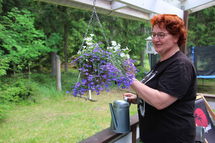 Päivi Toivonen kasteli kotonaan kukkia, ennen kuin hän lähti Okran vapaaehtoistyöntekijöille tarkoitettuun infotilaisuuteen.