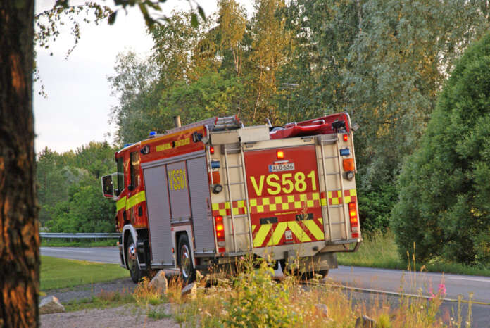 Pelastajat saivat hälytyksen pieneen tieliikenneonnettomuuteen, kun mopoilija oli törmännyt Härkätiellä Rannikon kurvissa kaiteeseen. Kuva: Simo Päivärinta.