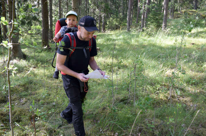 Simo Vähätalo antoi kanssasuunnistajille hieman tasoitusta kantamalla 13-kiloista Vilho-poikaa selkärepussa 3,5 kilometrin reitillä. (Kuva: Tuomas Honkasalo)
