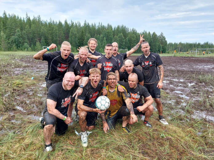 FC Alapään Karvaajat oli riehakkaissa tunnelmissa voitettuaan suopotkupallon konkarisarjassa MM-hopeaa. Pöytyäläinen Markku Kynsijärvi on takarivissä toinen vasemmalta.