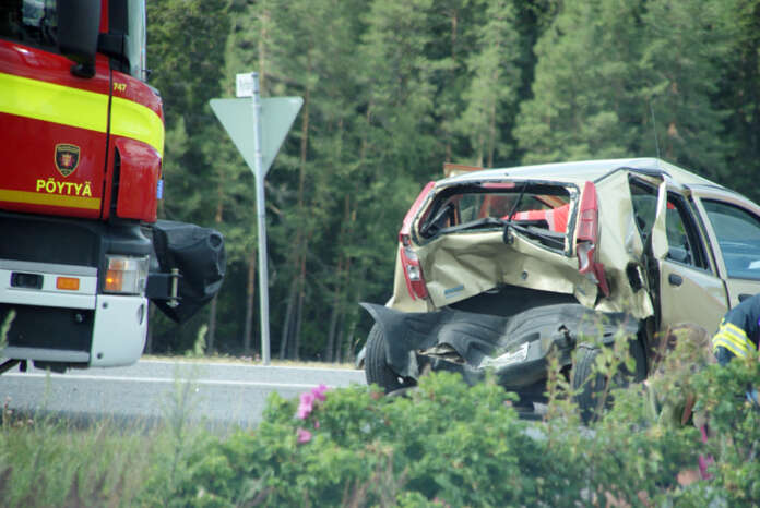 Autot vaurioituivat pahoin ja yksi henkilö loukkaantui kantatiellä Pöytyällä maanantai-iltapäivällä sattuneessa onnettumuudessa. Kuva: Simo Päivärinta.