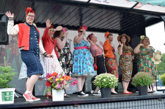 Pin Up Petrols toi kesäisen tuulahduksen sateiselle Kohaus-torille, kun ryhmä esitteli Muotiputiikki Helmen asusteita. (Kuva: Tuomas Honkasalo).