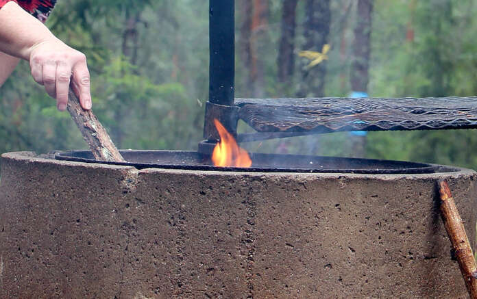 Kosken T.L. Eränkävijät ry:ssä toivotaan, että entistä niukempi polttopuun tarjonta ehkäisisi klapien vohkintaa ja vähentäisi puun kulutusta tulentekopaikoilla. Kuvituskuva AVL:n arkistosta.