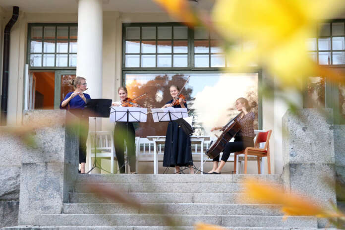 Viime festivaalila kuultiin muun muassa konsertti Ruukinpuiston Pyhäjärvi-instituutin puutarhasta. Kuvassa muusikot Siiri Niittymaa, Hanna Ponkala, Ulla Knuuttila ja Ella Asbrand.