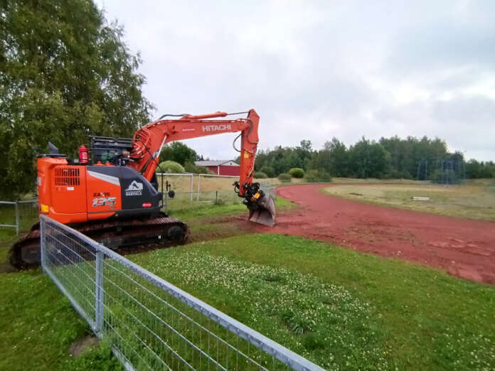 Kyrön urheilukentän laidalla oli perjantaina kaivinkone ja levittämistä odottavia tiilimurskakasoja.