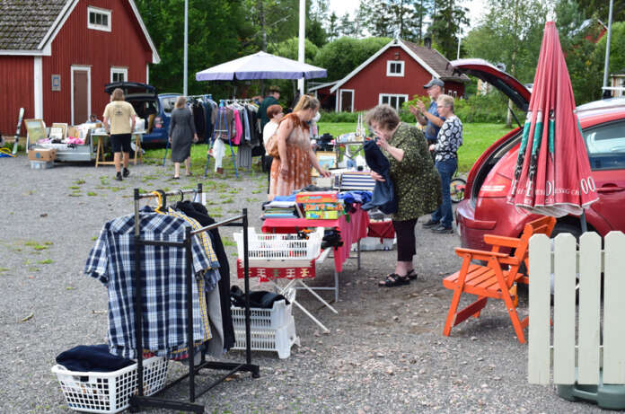 Marttilan kirjaston pihalla oli kaikenlaisia myyjiä ja myös perinteistä peräkonttikirppistelyä. (Kuva: Tuomas Honkasalo).