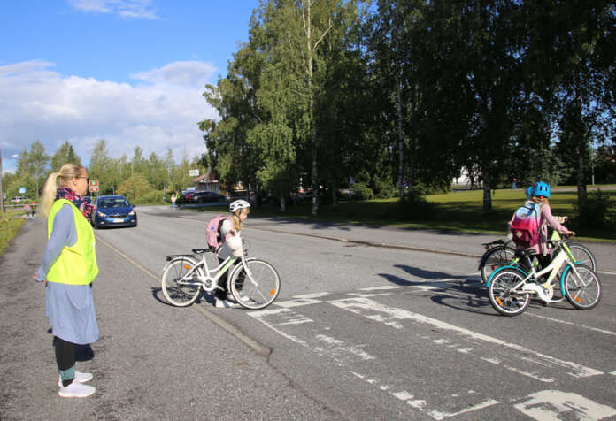Auran vanhempainyhdistyksen puheenjohtaja Heidi Vainio valvoi suojatien ylityksiä yhtenäiskoululla. Liikenne sujui jouhevasti ja autoilijat muistivat varoa koululaisia.