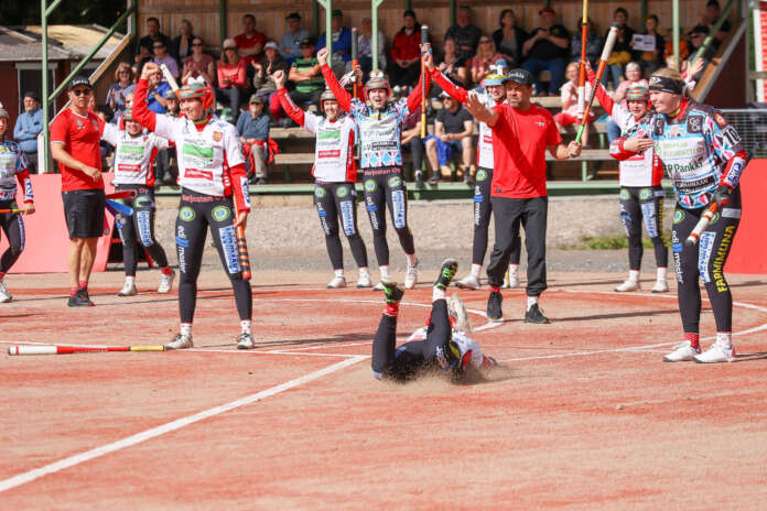 Ensimmäinen kiinnitys välieräpaikkaan kirjattiin lähes 300 katsojan edessä Pöytyän punavalkoisille jaksoin 2–0 (7–1, 4–0).