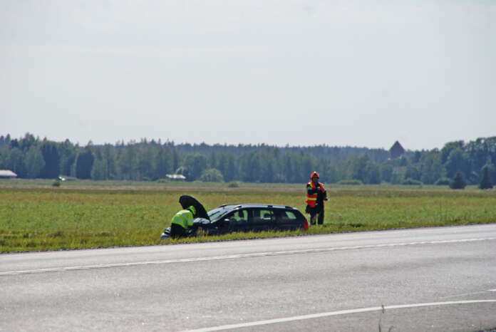 Turun suunnasta tullut farmariauto suistui kymppitieltä ja ylitti sen jälkeen pienen peltotien. Kuva: Simo Päivärinta.